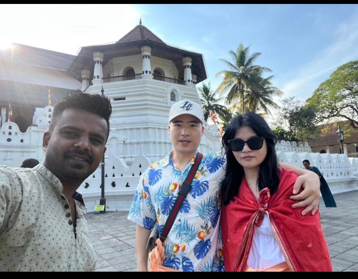 Travelers in front of the Temple of the Tooth, Kandy